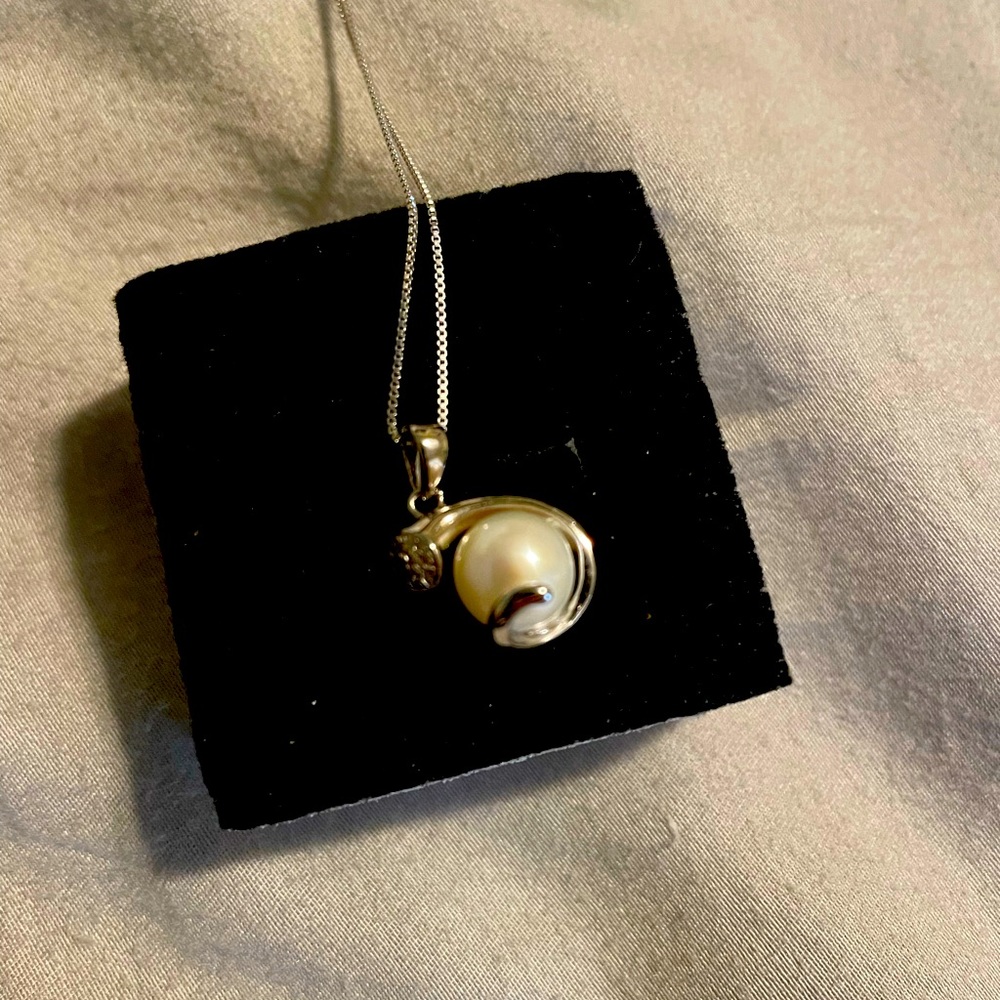 See Photo For Details.  Pearl, Diamond, Platinum, Silver, 18”